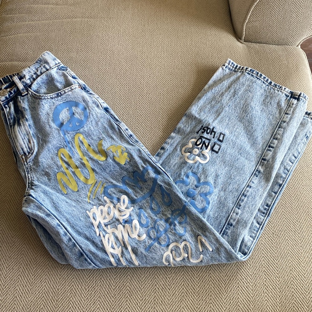 Graphic Jeans